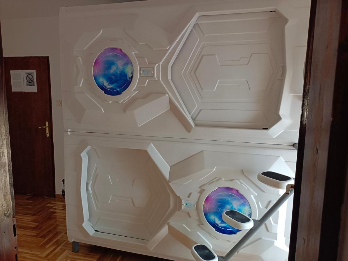 Panda Victor Space Capsule Hostel-Neo Nomad Belgrado Exterior foto